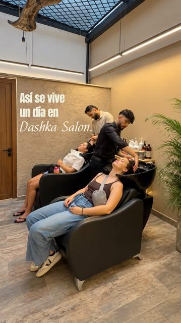Clientas en el lavacabezas de Dashka Salón