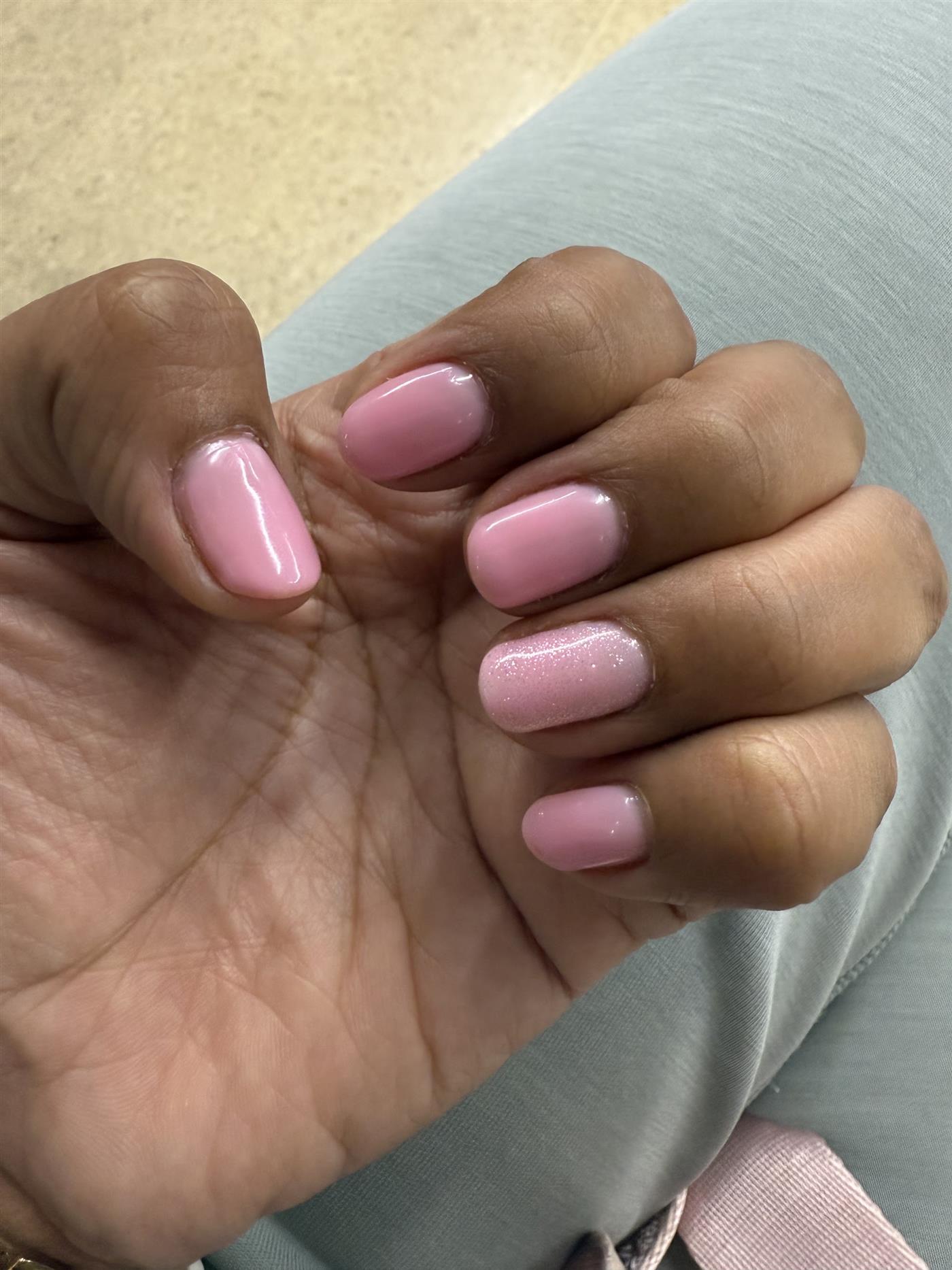 Manicura en rosa suave